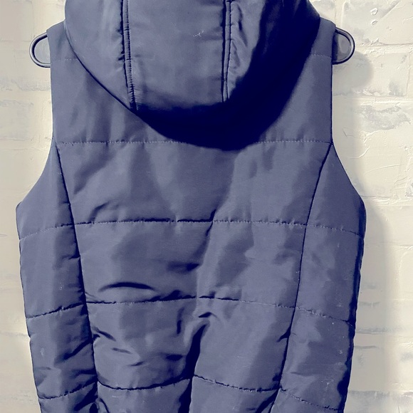 Liz Claiborne winter vest. - Picture 3 of 3